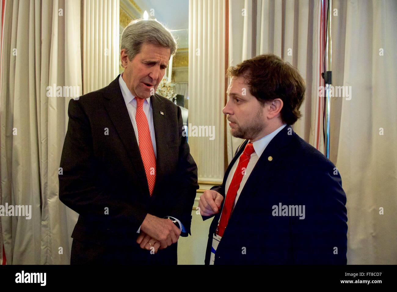Le secrétaire d'Etat John Kerry parle avec le Chef du personnel du Département d'État Jon Finer le 12 février 2016, à l'hôtel Bayerischer Hof à Munich, Allemagne, avant une réunion de dirigeants du Quatuor - depuis les États-Unis, la Russie, l'Union européenne, et l'Organisation des Nations Unies - en marge de la Conférence de Munich sur la sécurité. [Ministère de l'État photo/ Domaine Public] Banque D'Images