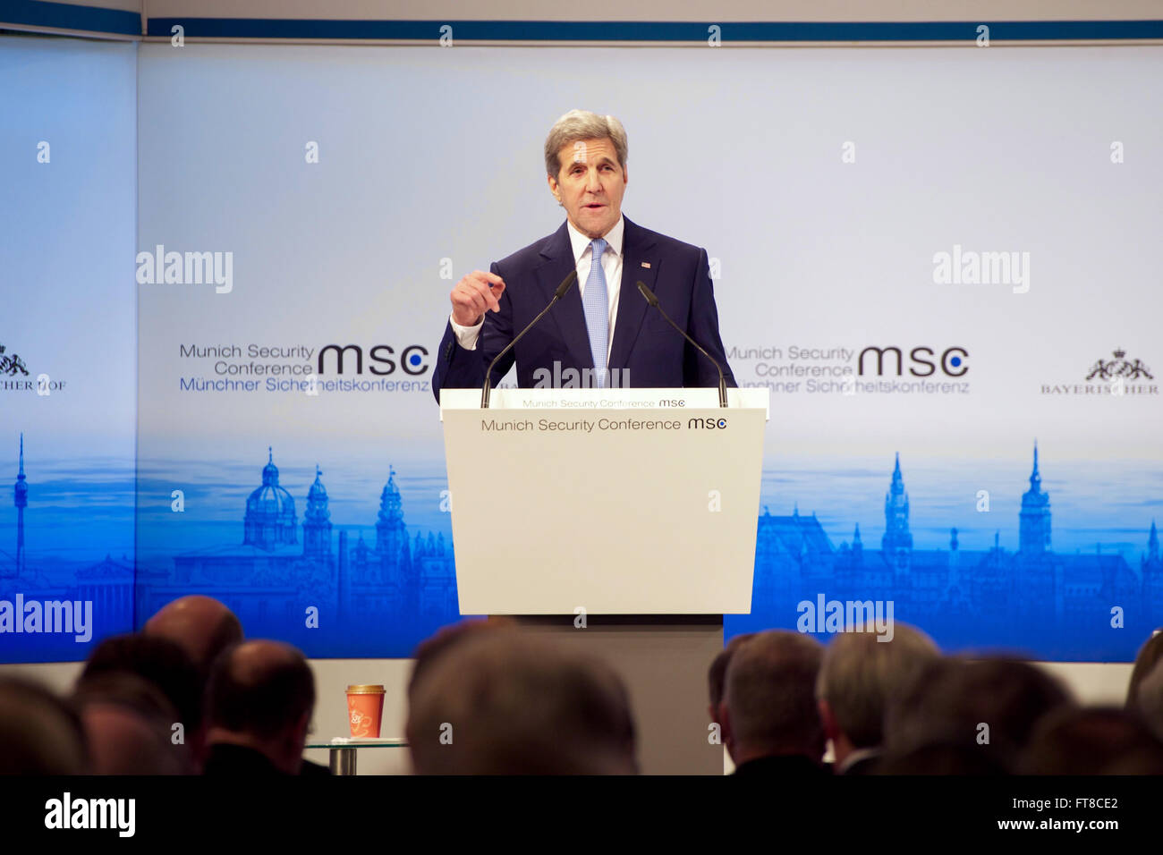 Le secrétaire d'Etat John Kerry aborde la Conférence de Munich sur la sécurité le 13 février 2016, à l'hôtel Bayerischer Hof à Munich, Allemagne. [Ministère de l'État photo/ Domaine Public] Banque D'Images