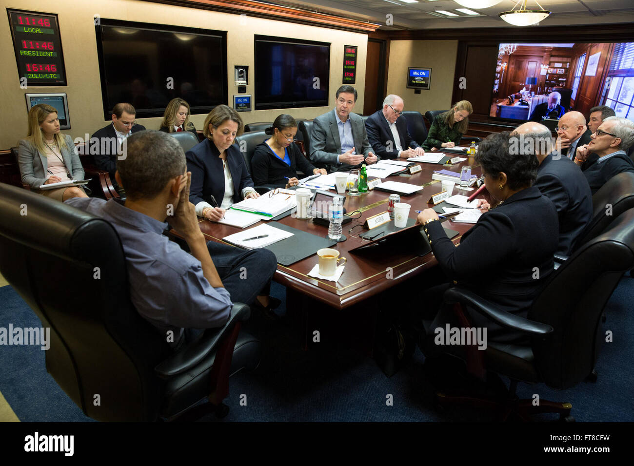 Le président Barack Obama rencontre le directeur du FBI James Comey et d'autres responsables dans la salle de situation pour discuter de la fusillade de San Bernardino en Californie le 5 décembre 2015. La réunion a porté sur l'enquête en cours et la sécurité nationale. Banque D'Images