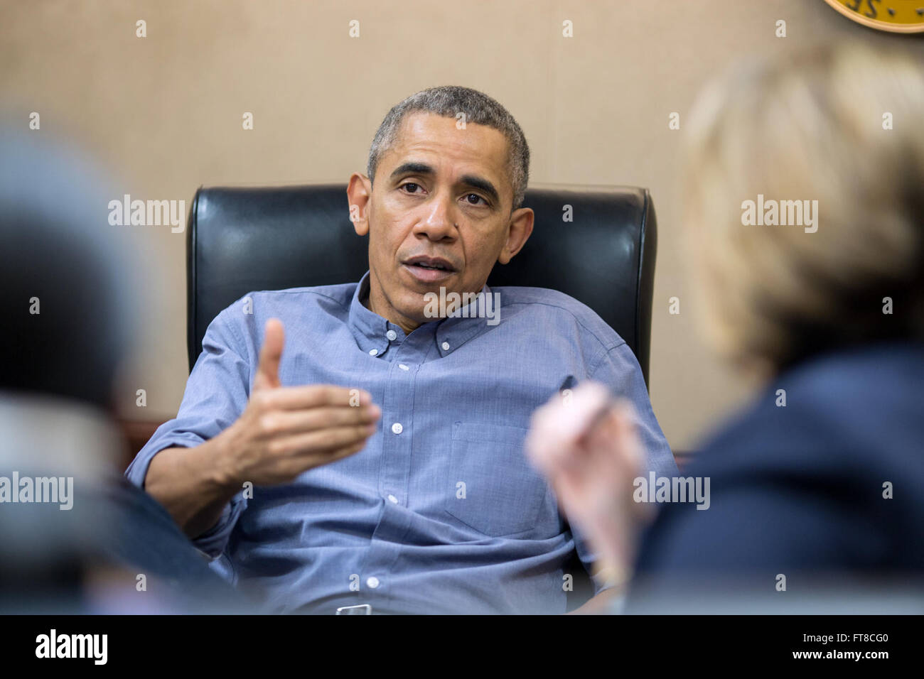Le président Barack Obama rencontre des responsables de la sécurité nationale dans la salle de situation le 5 décembre 2015, pour discuter de la fusillade de San Bernardino, en Californie. La réunion a porté sur le traitement de l'événement tragique et la coordination des efforts d'intervention fédéraux. Banque D'Images