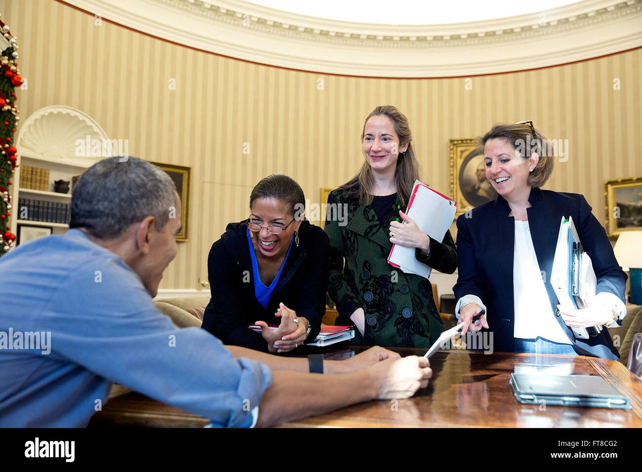 Un moment franc du 5 décembre 2015, capture les principaux collaborateurs de sécurité nationale du président, Susan E. Rice, Lisa Monaco et avril Haines, partageant un moment de lumière autour d'un dessin animé, mettant en valeur leur camaraderie. Banque D'Images