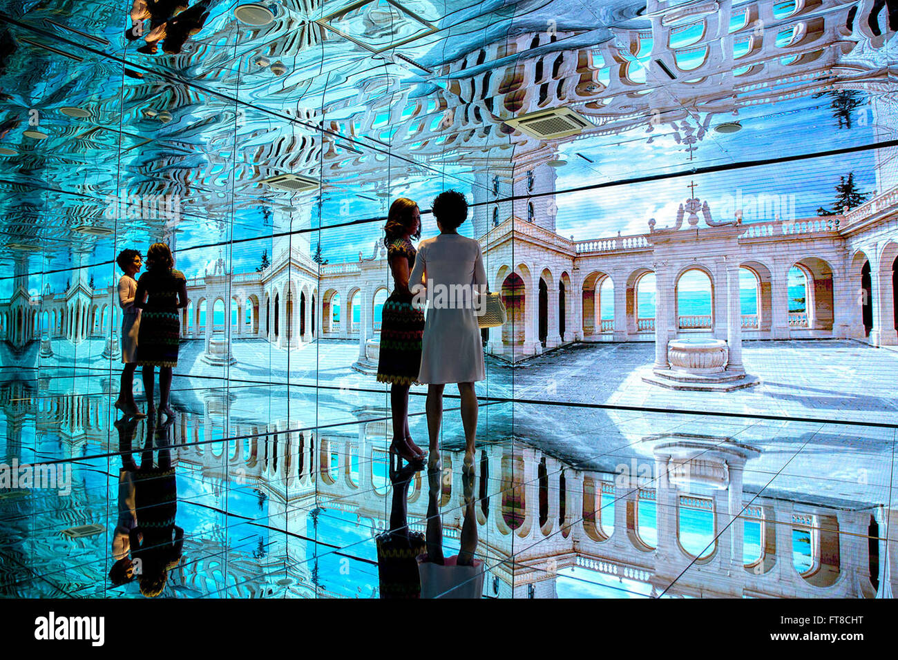 Cette photo montre la première dame des États-Unis et Agnese Landini, première dame d'Italie, visitant la salle miroir du Pavillon italien à l'exposition universelle de Milan, Italie, le 18 juin 2015. Il met en lumière la collaboration entre les deux Nations lors de l’événement mondial. Banque D'Images Cette photo montre la première dame des États-Unis et Agnese Landini, première dame d'Italie, visitant la salle miroir du Pavillon italien à l'exposition universelle de Milan, Italie, le 18 juin 2015. Il met en lumière la collaboration entre les deux Nations lors de l’événement mondial. Banque D'Images