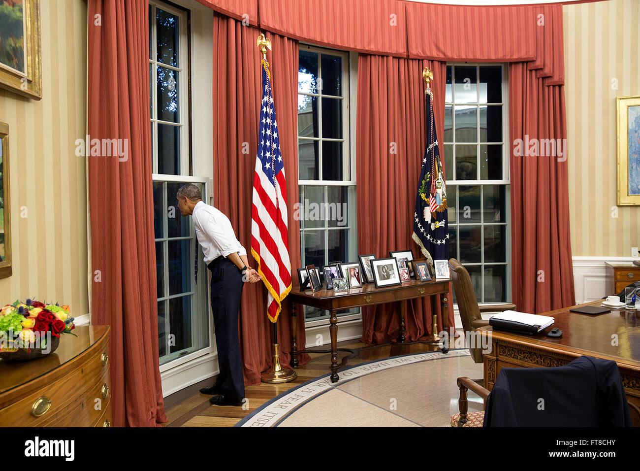 Le 23 juin 2015, le président Barack Obama a observé un orage qui brasse devant la Maison Blanche. Ce moment franc a été capturé par le photographe officiel de la Maison Blanche Pete Souza, soulignant l'engagement du président avec la nature et la météo. Banque D'Images