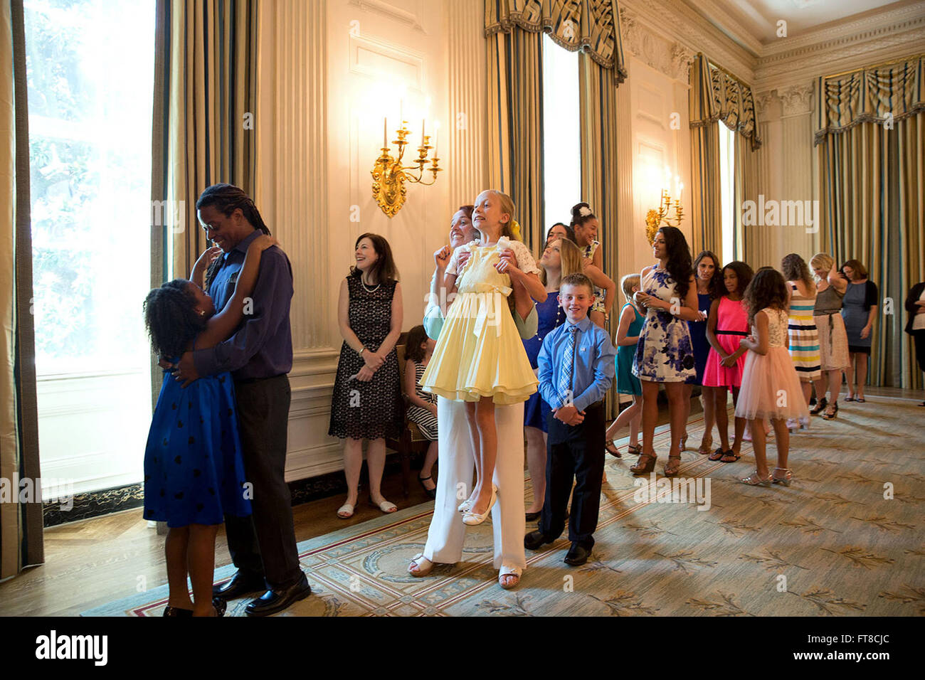 Cette photographie capture le moment où les invités font la queue dans la salle à manger de l'État pour une photo avec la première dame avant le dîner d'État des enfants. Il met l'accent sur l'interaction humaine et la chaleur entourant l'événement, mettant en valeur un lien personnel avec les invités. Banque D'Images