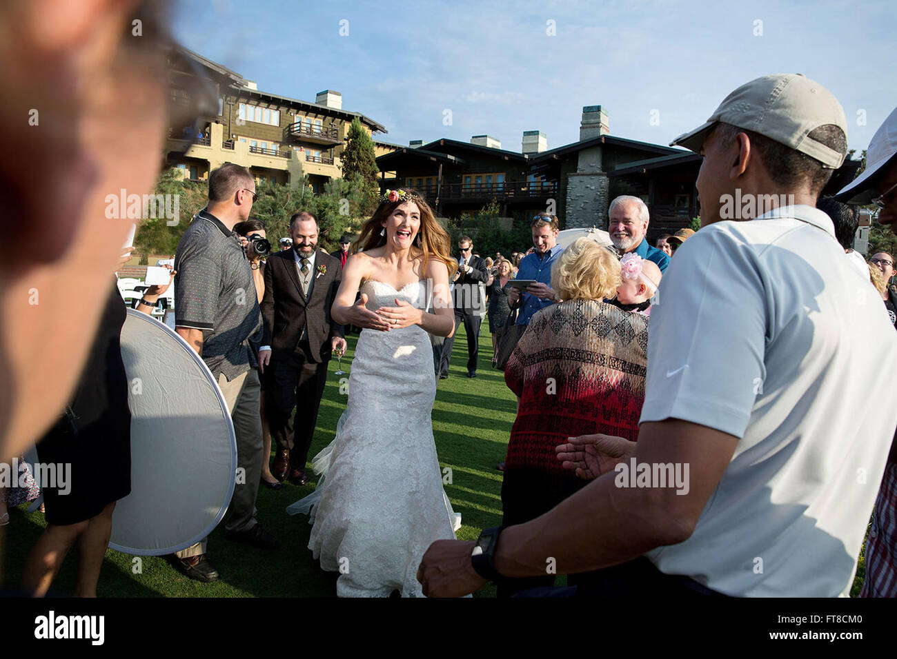 11 octobre 2015 "Le Président a été jouer au golf au parcours de golf de Torrey Pines à San Diego, Californie Comme il achevait son tour, il a commencé à serrer la main de personnes en attente d'une cérémonie de mariage sur le point de commencer. Les mariés étaient en attente à l'intérieur, mais quand ils ont regardé par la fenêtre et vit le Président, ils ont décidé de faire leur chemin à l'extérieur. J'ai fait un coup d'appui comme la mariée, Stephanie Tobe, et son futur mari, Brian Tobe, accourut pour saluer le Président. J'ai fait en sorte d'envoyer une copie à l'heureux couple et les deux m'a répondu qu'ils étaient extrêmement reconnaissants d'avoir la Présidence Banque D'Images