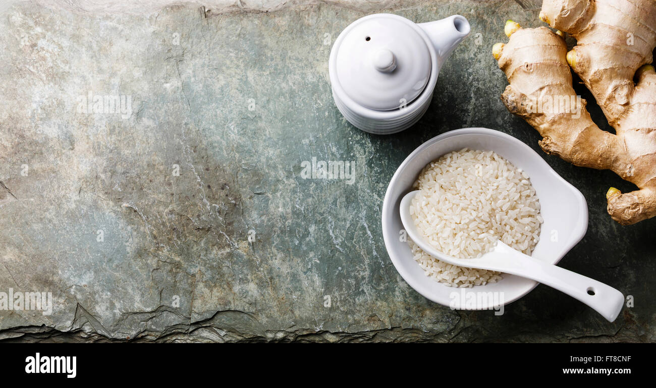 Matières de riz blanc, de racine de gingembre frais et de la sauce soja sur fond ardoise gris Banque D'Images