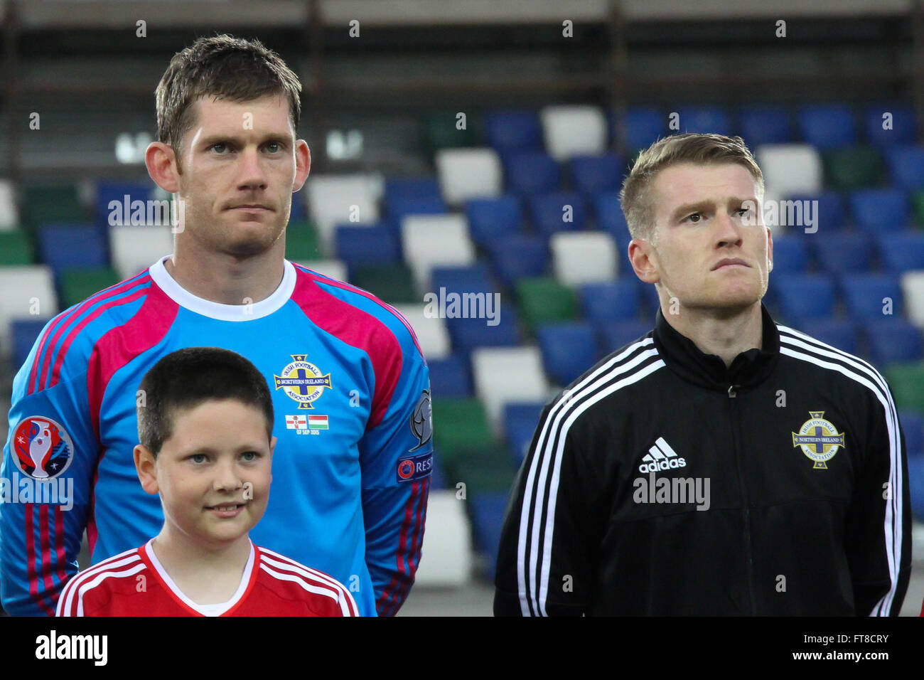 07 Sept 2015 - Euro 2016 Qualifications - Groupe F - Irlande du Nord 1 Hongrie 1. L'Irlande du gardien Michael McGovern (arrière gauche) et le capitaine Steve Davis. Banque D'Images