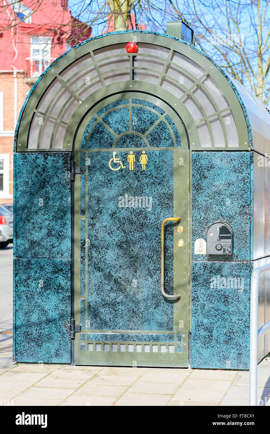 Kristianstad, Suède - 20 mars 2016 : Des toilettes publiques gratuitement en tant que service aux poussettes dans la ville. L'enseigne de porte) Banque D'Images