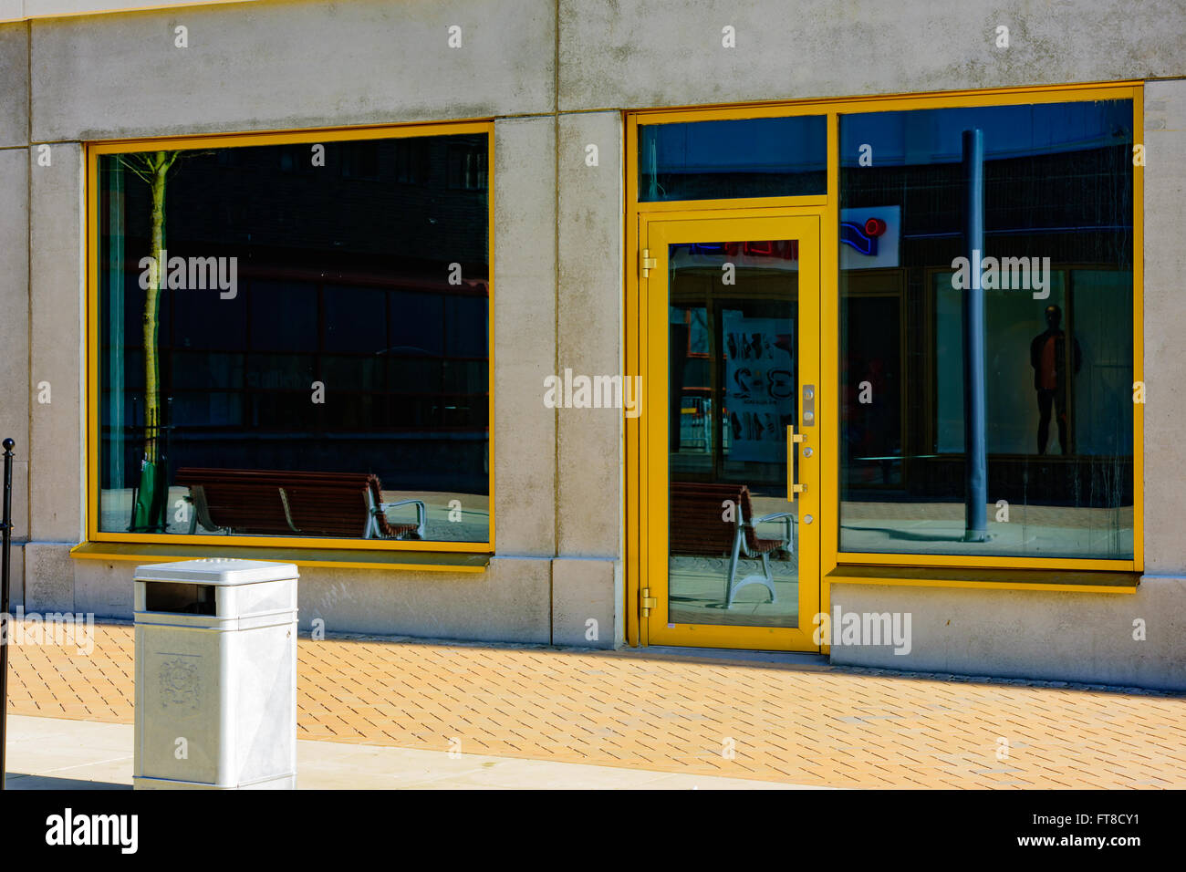 Kristianstad, Suède - 20 mars 2016 : Une vitrine vide en ville. Celui-ci fait partie d'une nouvelle section dans un plus grand shopping mall Banque D'Images