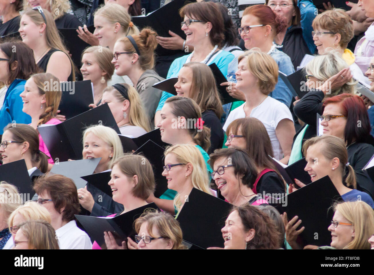 Les processions de chœur pendant l'Art va Kapakka inauguration. La place du Sénat, Helsinki, Finlande. Banque D'Images