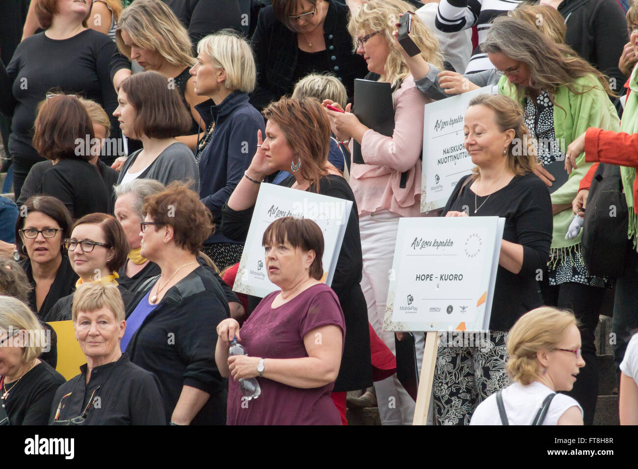 Les processions de chœur pendant l'Art va Kapakka inauguration. La place du Sénat, Helsinki, Finlande. Banque D'Images