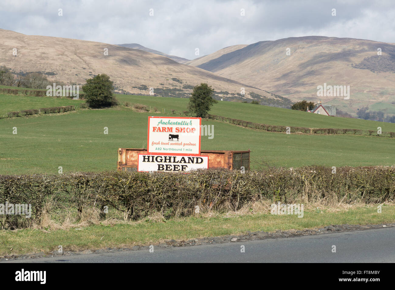 Auchentullich Farm Shop sign in boeuf Highland et le Loch Lomond et les Trossachs National Park, juste à côté de l'Ecosse A82 road Banque D'Images