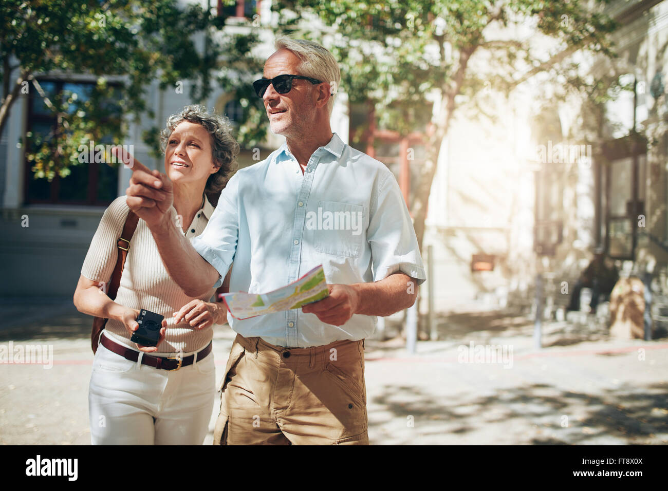 D'âge mûr'explorer une ville étrangère. Couple à l'aide de la carte et à la direction. Banque D'Images