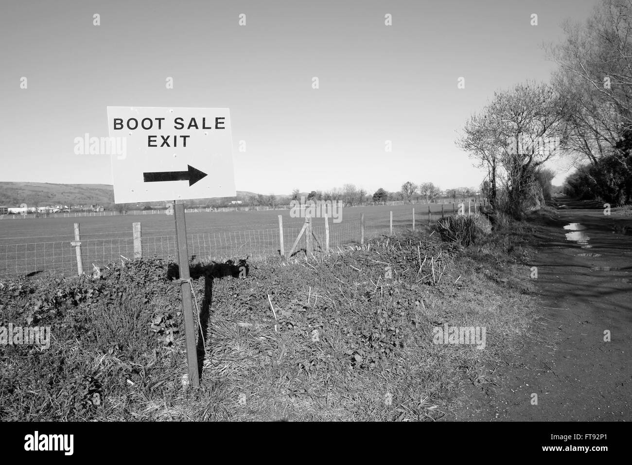 Car Boot Sale des enseignes de sortie sur une route de campagne à Cheddar, Somerset. Mars 2016 Banque D'Images
