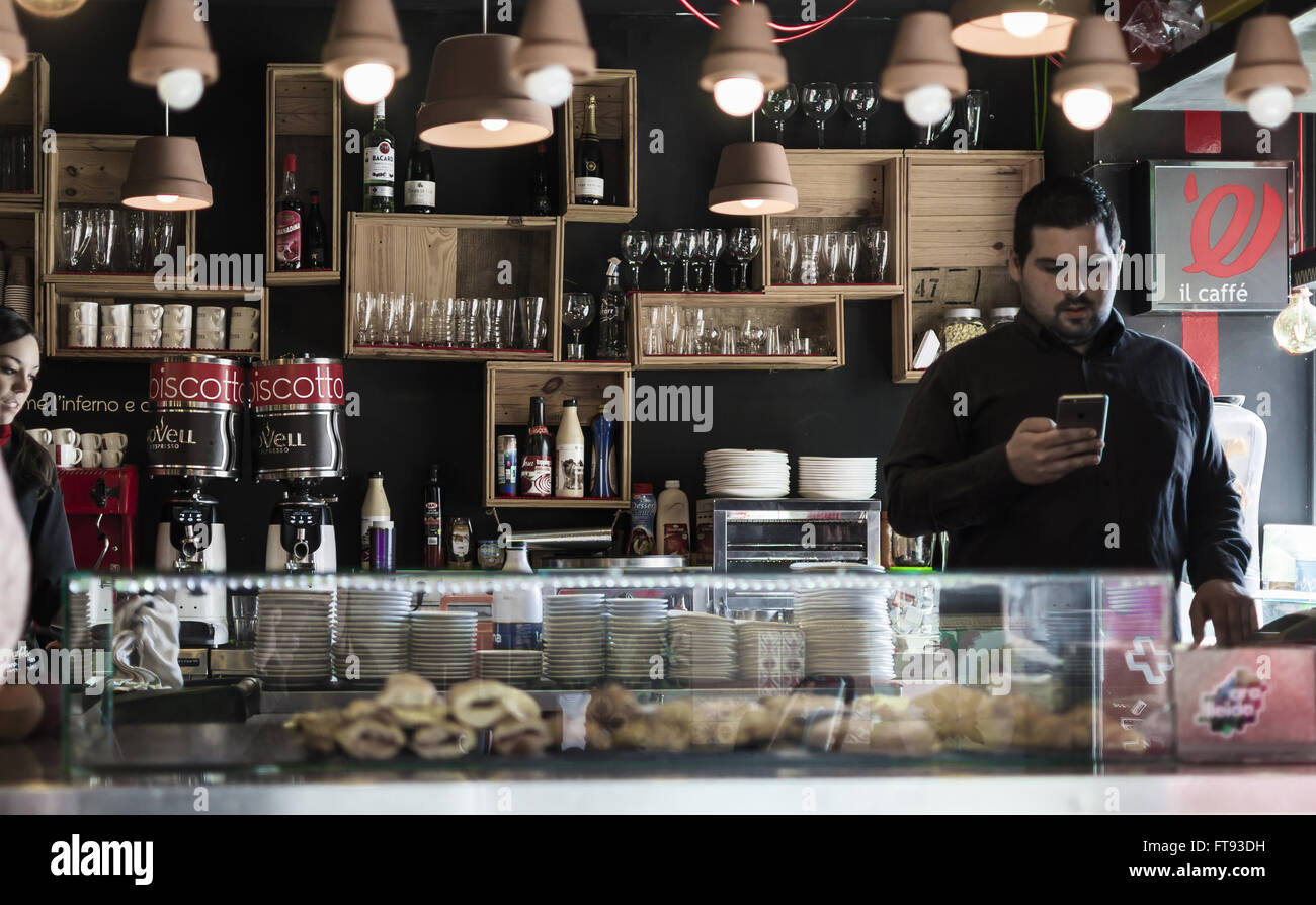 Un bar à l'intérieur en vue de la ville de Lleida, Catalogne, Espagne Banque D'Images