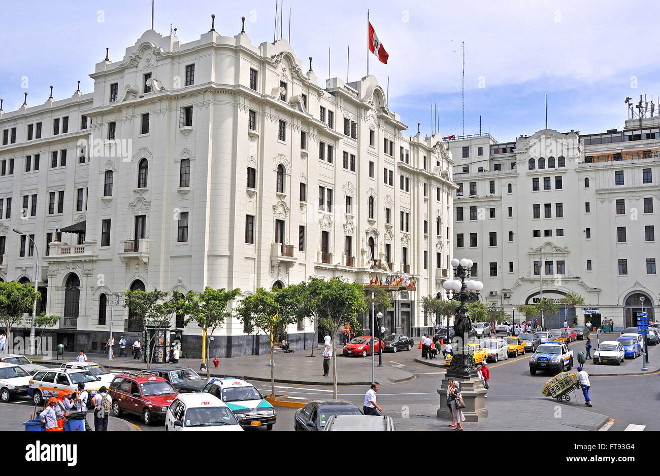 scène de rue, Grand Hotel Bolivar, place Saint-Martin, Lima, Pérou Banque D'Images