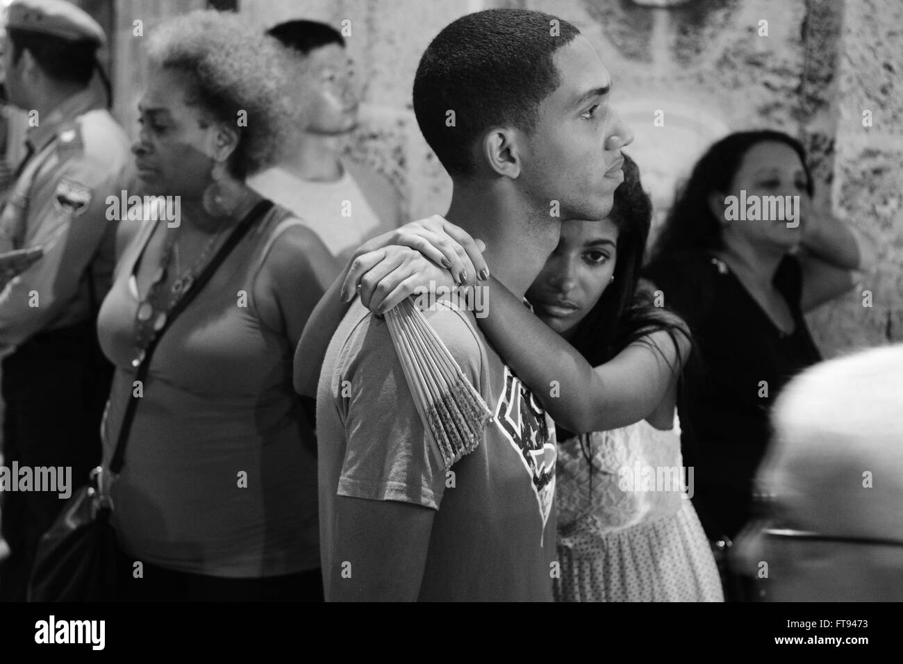 Un couple lors d'un concert à la Plaza de la Catedral de la Vieille Havane Banque D'Images