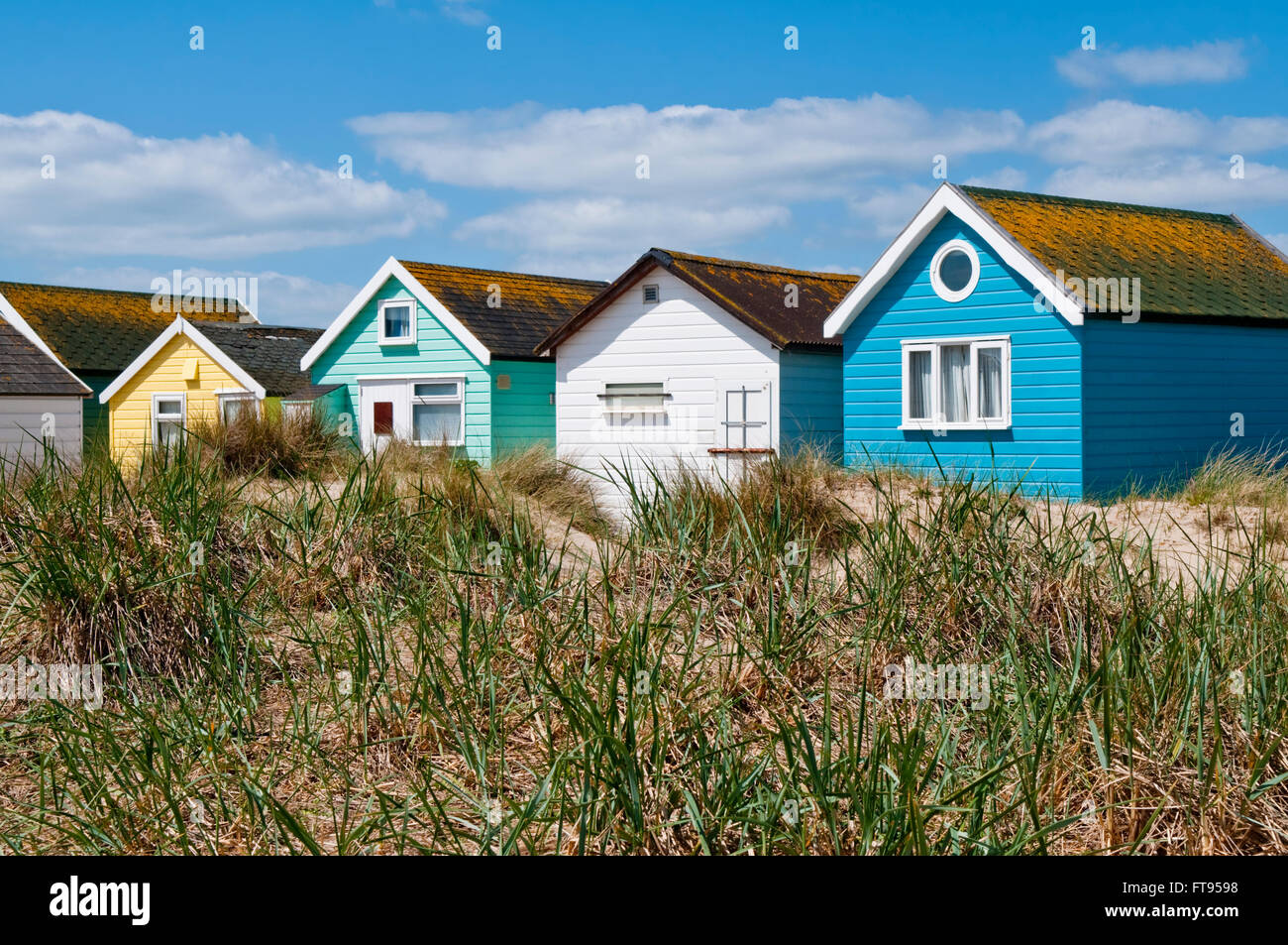 Cabines de plage dans les dunes de sable de Mudeford Banc, Hengistbury Head, près de Christchurch, Dorset, UK Banque D'Images