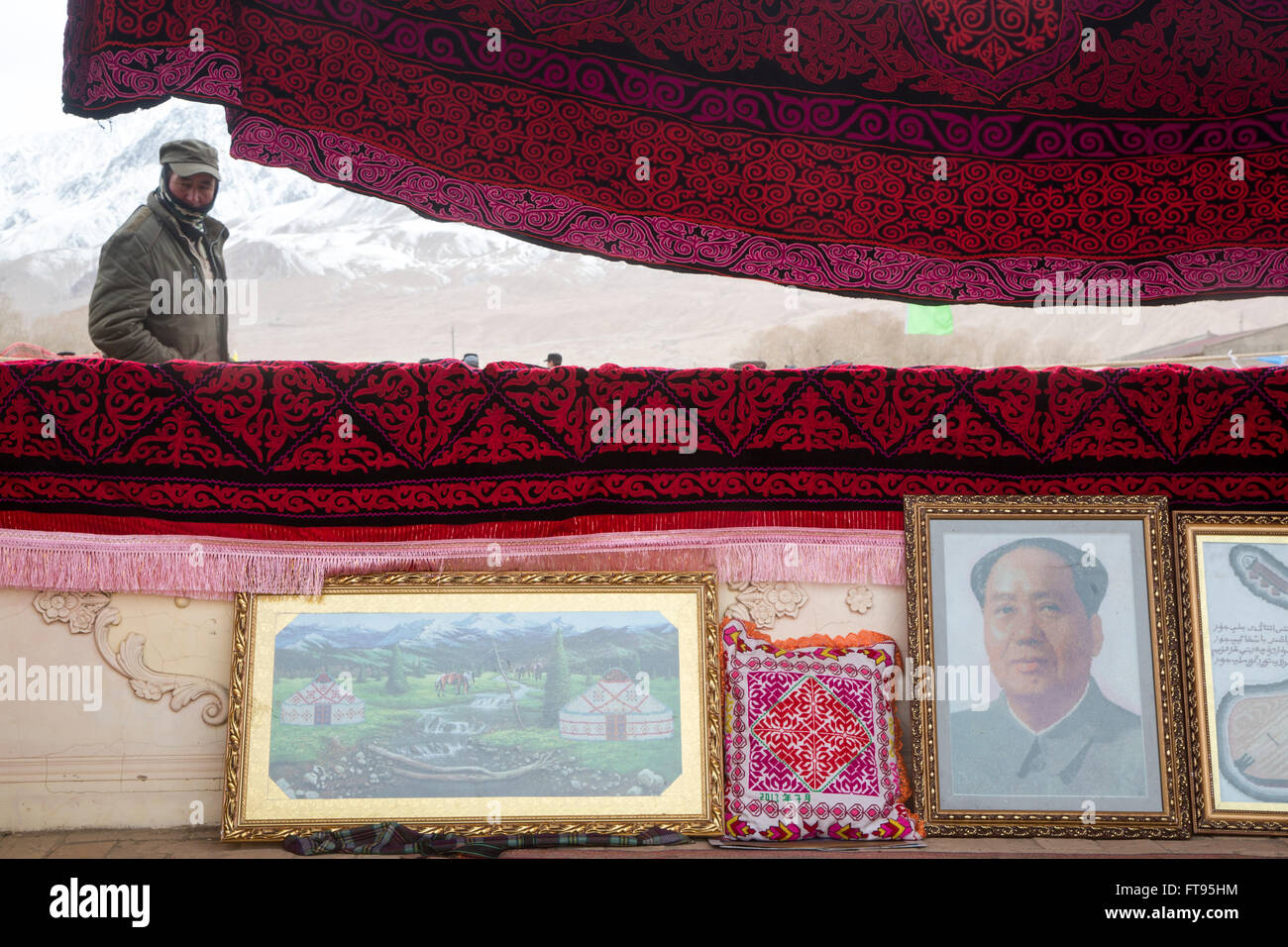 Marché de souvenirs pendant la célébration Le Novruz vacances près de Tashkurgan comté autonome tadjik ville, Xinjiang, Chine Banque D'Images