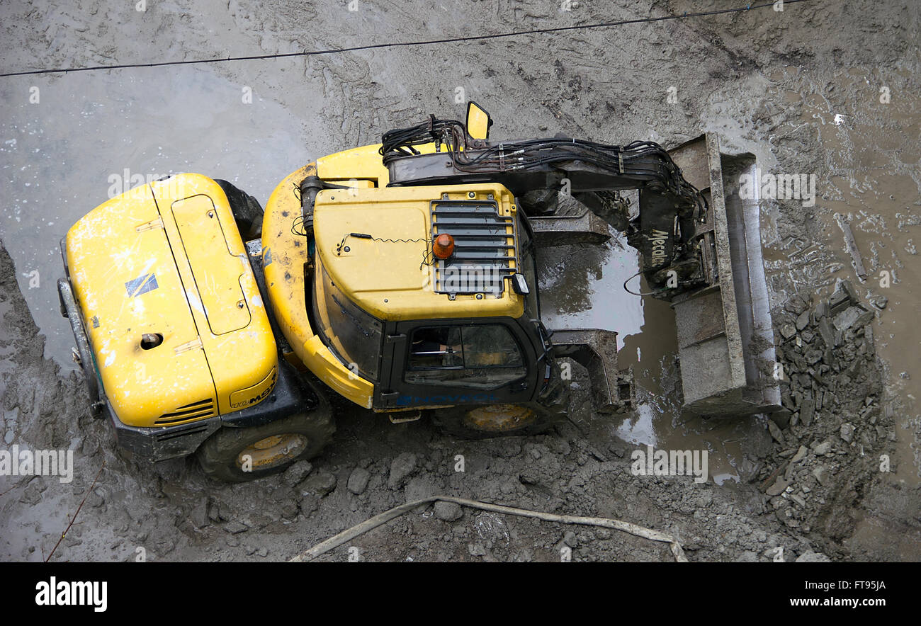 Belgrade, Serbie - un chargeur sur roues préparer le terrain dans une zone de reconstruction dans une partie de Zemun Banque D'Images