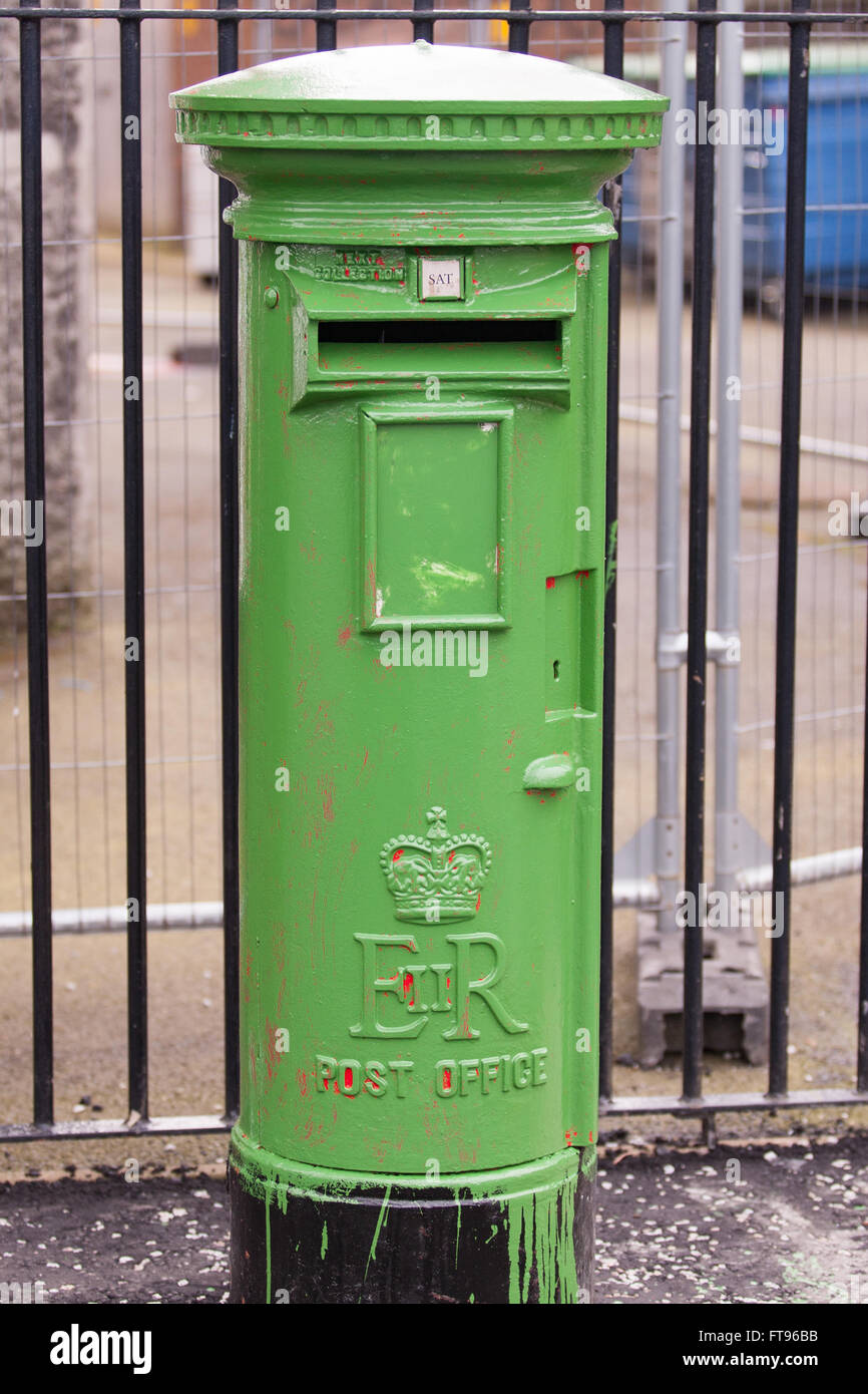 L'Ouest de Belfast, en Irlande. 25 mars, 2016. Un pilier fort Royal Mail qui est généralement rouge a été peint en vert en préparation pour commémorer le 100e anniversaire de l'Insurrection de Pâques le dimanche 27 mars 2016 Credit : Bonzo/Alamy Live News Banque D'Images