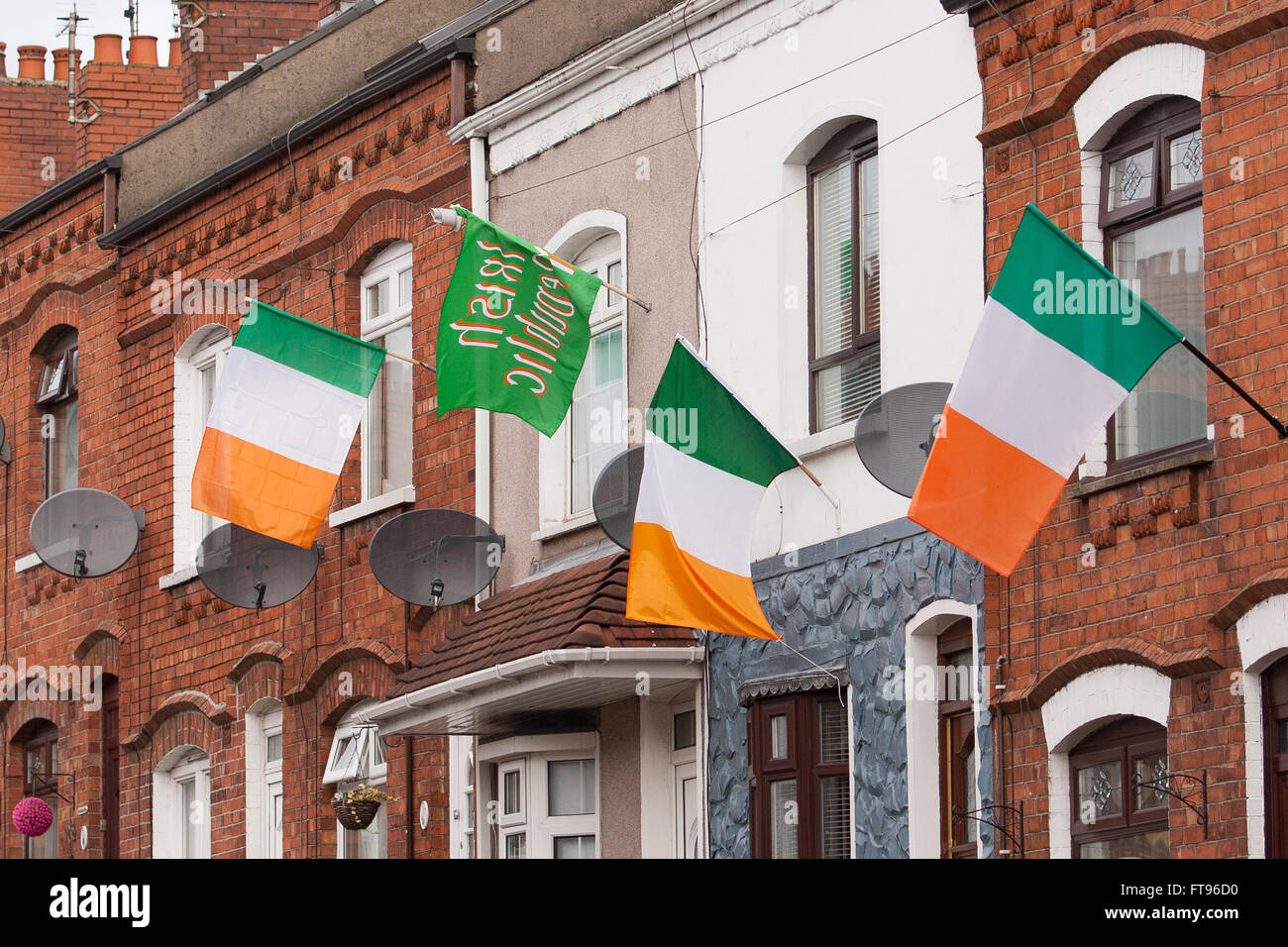 L'Ouest de Belfast, en Irlande. 25 mars, 2016. Beaucoup de maisons dans l'Ouest de Belfast déployer le drapeau de la République d'Irlande au cours de l'Preperations pour commémorer le 100e anniversaire de l'Insurrection de Pâques Crédit : Bonzo/Alamy Live News Banque D'Images