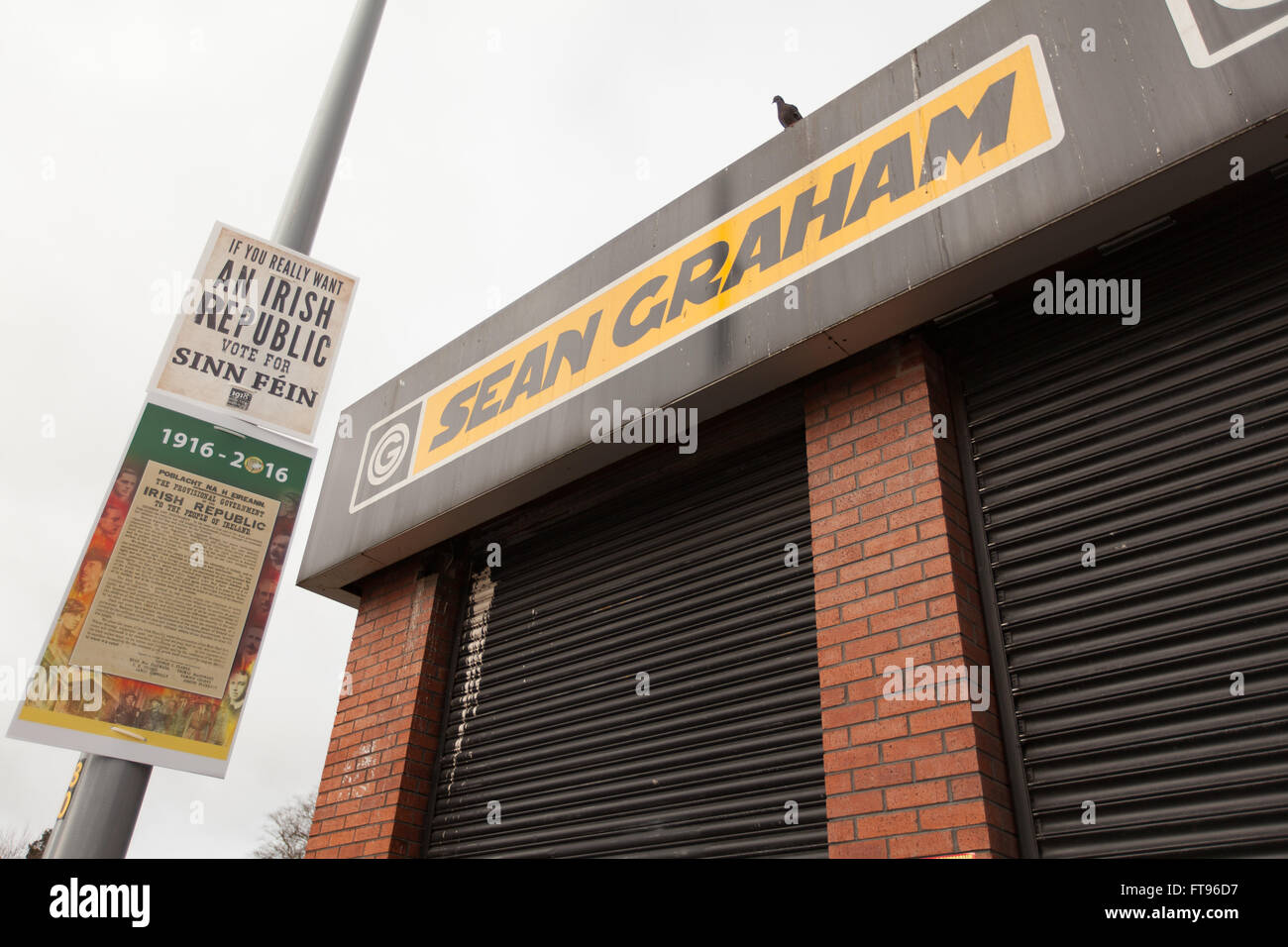 L'Ouest de Belfast, en Irlande. 25 mars, 2016. Le Sinn Fein affiches avec l'Irish Proclamation sont attachés à un lampost dans l'Ouest de Belfast en dehors de Sean Graham Bookmakers de préparatifs pour commémorer le 100e anniversaire de l'Insurrection de Pâques Crédit : Bonzo/Alamy Live News Banque D'Images