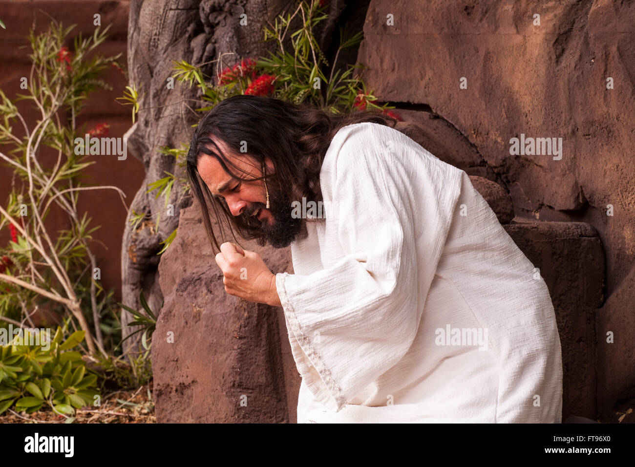 Calle grande, Adeje, Tenerife, Espagne. 25 mars, 2016. Télévisé annuel Tha représentation de la Passion du Christ est joué dehors dans la rue principale d'Adeje à Tenerife. Chaque année, plus de 300 personnes prennent part à la reconstitution des derniers jours du Christ. Le spectacle est une attraction importante et attire plusieurs milliers de spectateurs pour assister à la jouer très émotive. Banque D'Images