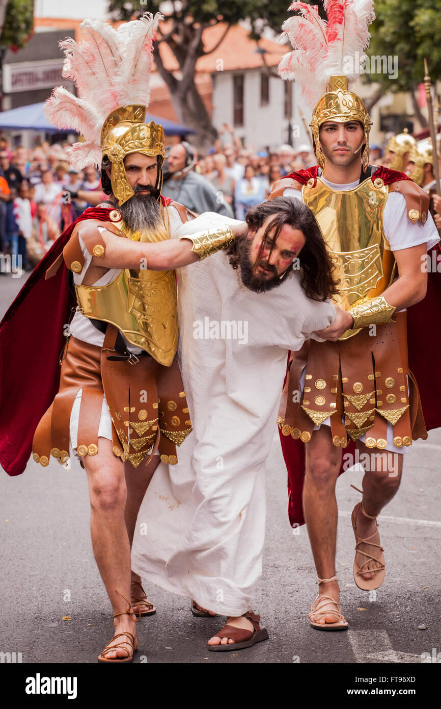 Calle grande, Adeje, Tenerife, Espagne. 25 mars, 2016. Télévisé annuel Tha représentation de la Passion du Christ est joué dehors dans la rue principale d'Adeje à Tenerife. Chaque année, plus de 300 personnes prennent part à la reconstitution des derniers jours du Christ. Le spectacle est une attraction importante et attire plusieurs milliers de spectateurs pour assister à la jouer très émotive. Banque D'Images
