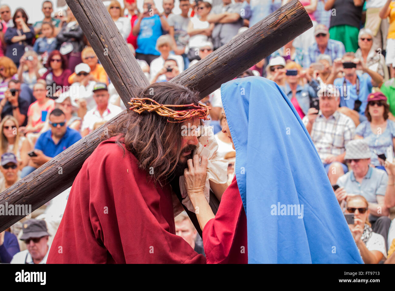 Calle grande, Adeje, Tenerife, Espagne. 25 mars, 2016. Télévisé annuel Tha représentation de la Passion du Christ est joué dehors dans la rue principale d'Adeje à Tenerife. Chaque année, plus de 300 personnes prennent part à la reconstitution des derniers jours du Christ. Le spectacle est une attraction importante et attire plusieurs milliers de spectateurs pour assister à la jouer très émotive. Banque D'Images