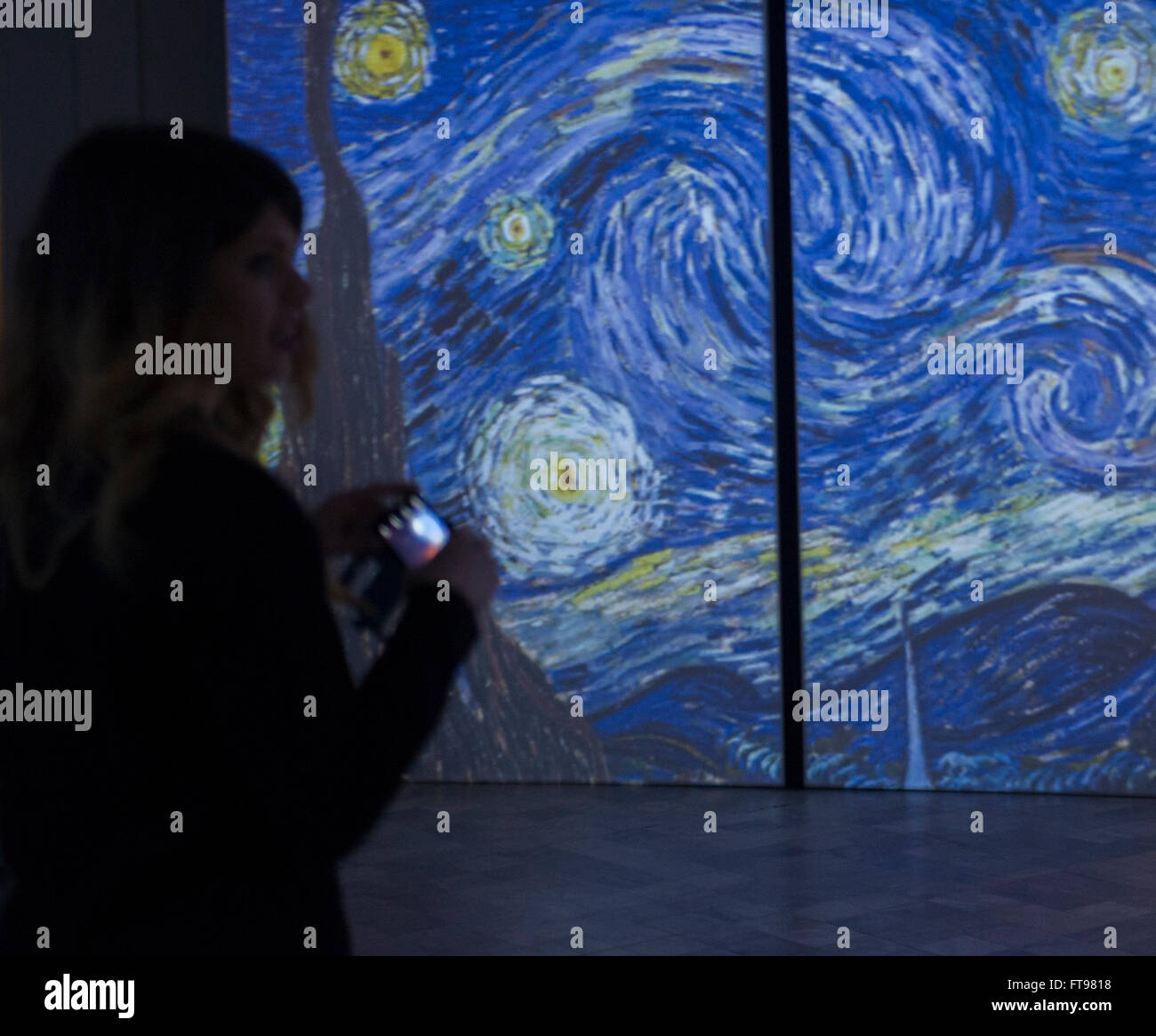 Turin, Italie. 25 mars, 2016. Une exposition d'art multimédia intitulée "Van Gogh en vie" présentant le travail du peintre Vincent Van Gogh, le 25 mars 2016 à Turin, Italie Crédit : Stefano Guidi/Alamy Live News Banque D'Images
