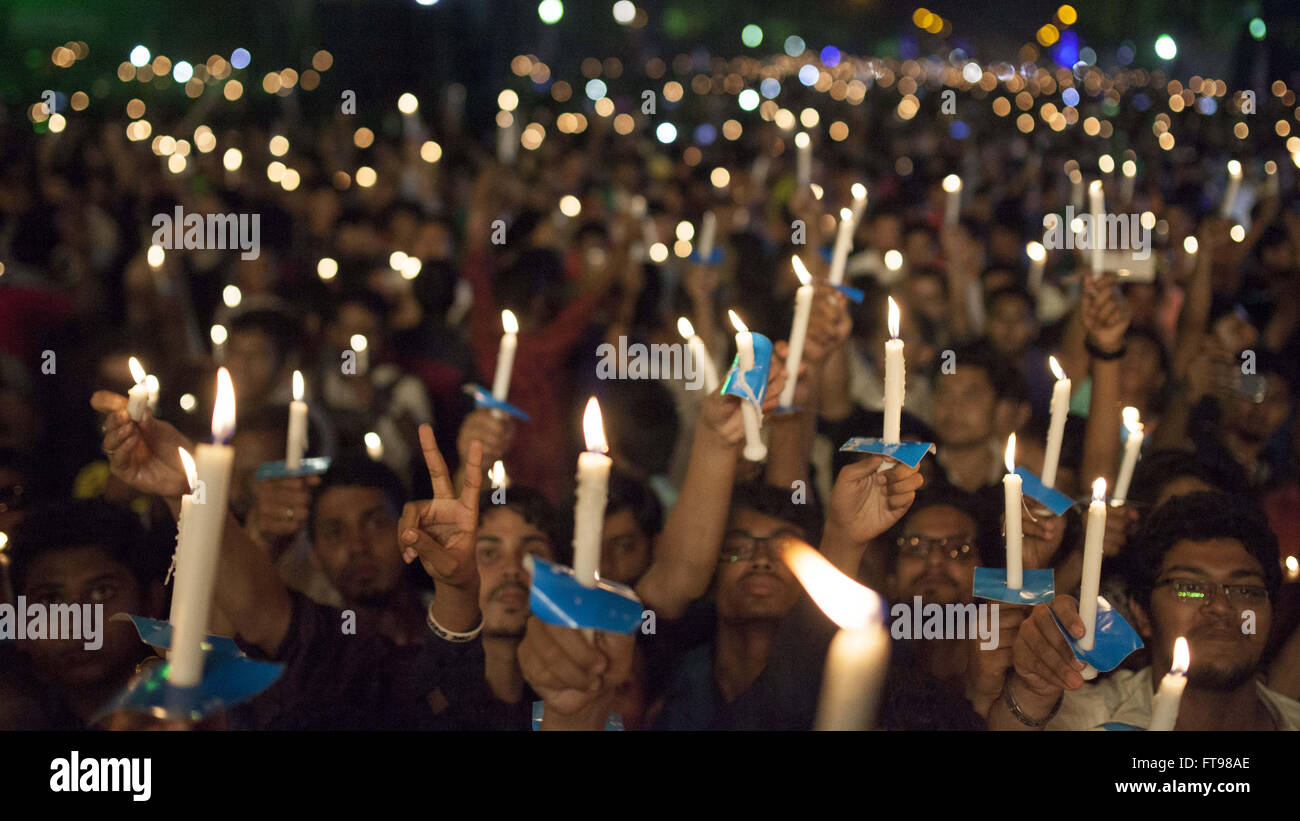 Dhaka, Bangladesh. Mar 26, 2016. DHAKA, BANGLADESH - 26 mars : des milliers de personnes allumé un cierge à Manik Mia Avenue à la veille du 45e jour de l'indépendance à la mémoire des martyrs de la guerre de libération de 1971 à Dhaka, Bangladesh, le 26 mars 2016.En ce jour, en 1971, l'indépendance du Bangladesh a été officiellement déclaré, menant à la guerre de libération contre les forces d'occupation pakistanaise avec l'émergence d'un pays libre pour les Bangalis sur la carte mondiale. Zakir Hossain Chowdhury Crédit : Fil/ZUMA/Alamy Live News Banque D'Images