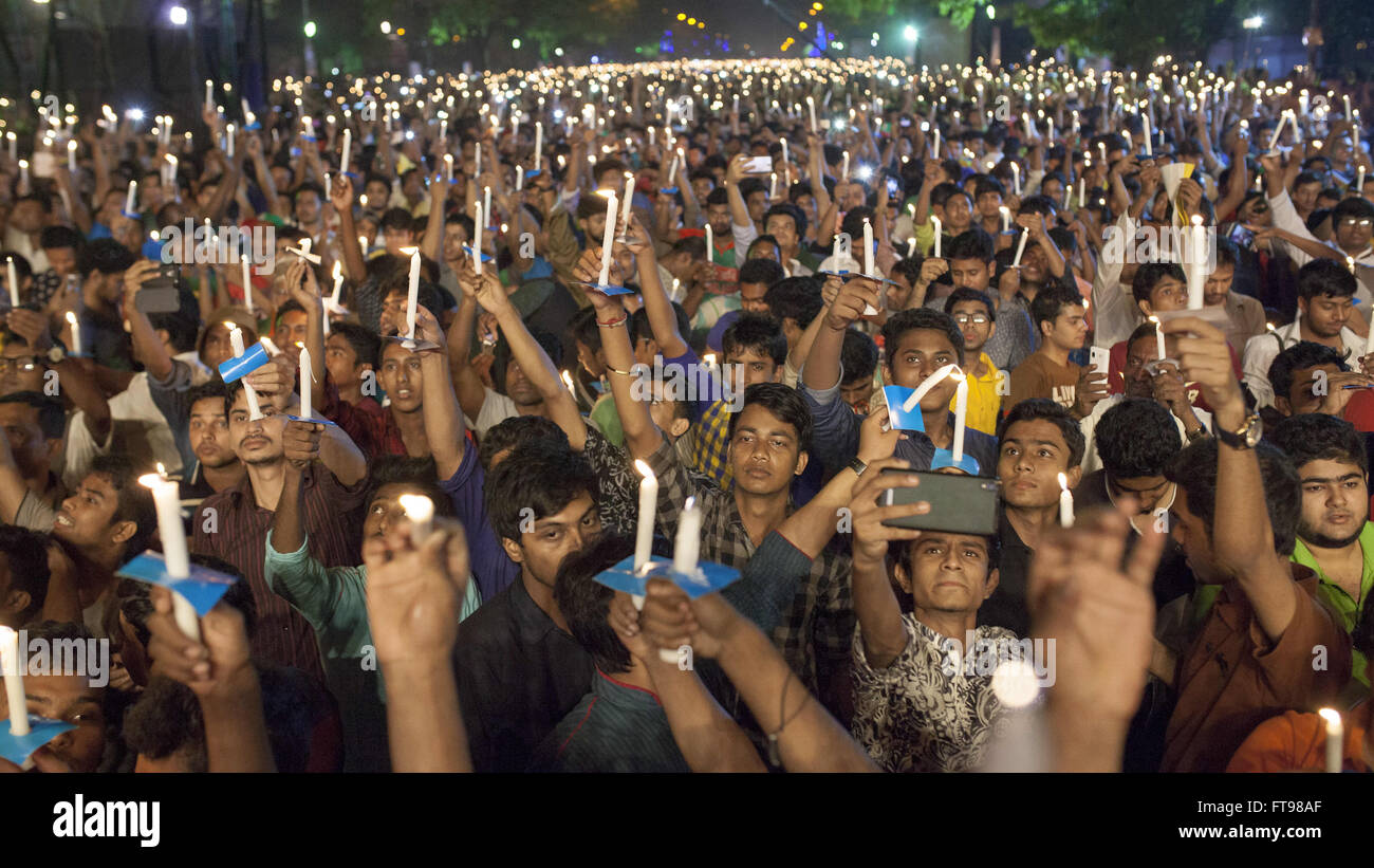 Dhaka, Bangladesh. Mar 26, 2016. DHAKA, BANGLADESH - 26 mars : des milliers de personnes allumé un cierge à Manik Mia Avenue à la veille du 45e jour de l'indépendance à la mémoire des martyrs de la guerre de libération de 1971 à Dhaka, Bangladesh, le 26 mars 2016.En ce jour, en 1971, l'indépendance du Bangladesh a été officiellement déclaré, menant à la guerre de libération contre les forces d'occupation pakistanaise avec l'émergence d'un pays libre pour les Bangalis sur la carte mondiale. Zakir Hossain Chowdhury Crédit : Fil/ZUMA/Alamy Live News Banque D'Images