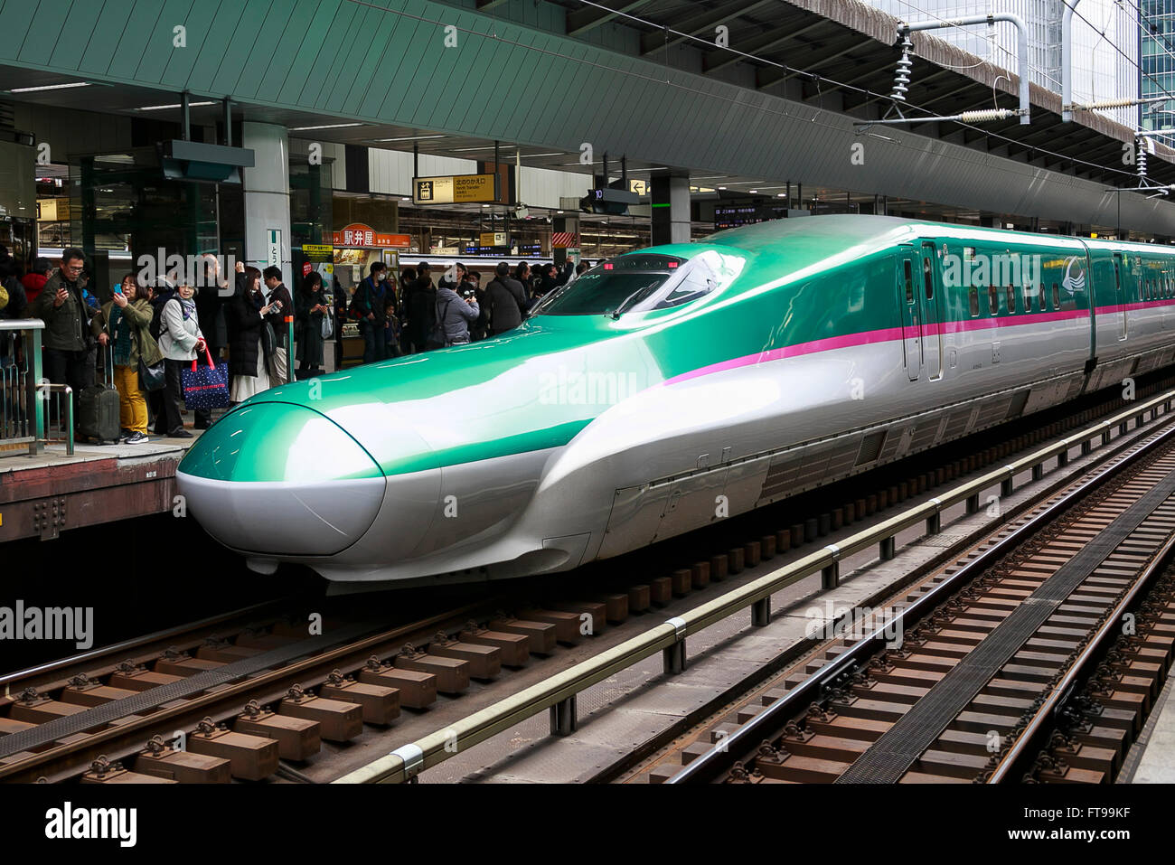 Tokyo, Japon. Mar 26, 2016. L'Hayabusa Shinkansen (Bullet train) tire dans la gare de Tokyo le 26 mars 2016, Tokyo, Japon. Le Shinkansen Hayabusa relie Tokyo avec le nord de l'île de Hokkaido via le Tunnel du Seikan 53,85 km de long. Bullet train du Japon auparavant n'avait fonctionné jusqu'à Aomori, mais la nouvelle liaison ferroviaire va maintenant à l'Shin-Hakodate-Hokuto Gare à Hokkaido avec une extension prévue à Sapporo en 2030. Un billet aller coûte 22 690 yens (200 UDS) de Tokyo à Shin-Hakodate Hokuto les trains les plus rapides et prendra 4 heures et 2 minutes pour le voyage. © Aflo Co.,Ltd/Al Banque D'Images