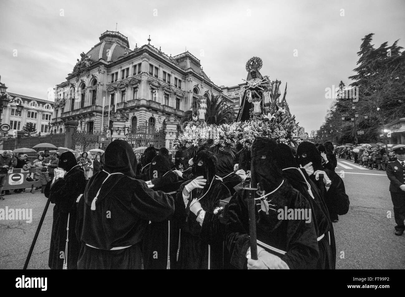 Oviedo, Espagne. 25 mars, 2016. Les Nazaréens transports une statue de Vierge Marie pendant la procession de la mise au tombeau du Vendredi Saint le 25 mars 2016 à Oviedo, Espagne. Crédit : David Gato/Alamy Live News Banque D'Images