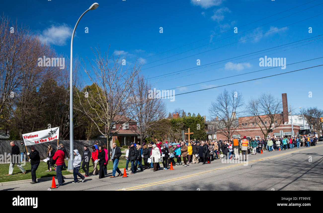 Grosse Pointe, Michigan USA - 25 mars 2016 - Les membres de l'Eglises catholique et protestante à pied le Chemin de Croix le Vendredi Saint, s'arrêtant à des endroits sur l'Avenue Cuvier pour des lectures et de la prière. Crédit : Jim West/Alamy Live News Banque D'Images