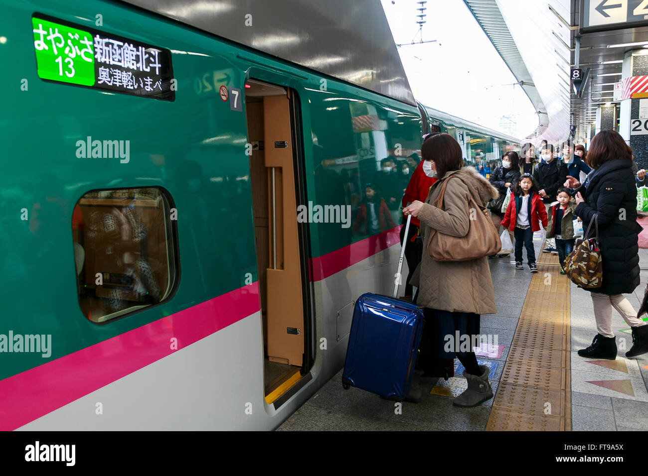 Tokyo, Japon. Mar 26, 2016. Les passagers entrent dans la Hayabusa Shinkansen (Bullet train) à la gare de Tokyo le 26 mars 2016, Tokyo, Japon. Le Shinkansen Hayabusa relie Tokyo avec le nord de l'île de Hokkaido via le Tunnel du Seikan 53,85 km de long. Bullet train du Japon auparavant n'avait fonctionné jusqu'à Aomori, mais la nouvelle liaison ferroviaire va maintenant à l'Shin-Hakodate-Hokuto Gare à Hokkaido avec une extension prévue à Sapporo en 2030. Un billet aller coûte 22 690 yens (200 UDS) de Tokyo à Shin-Hakodate Hokuto les trains les plus rapides et prendra 4 heures et 2 minutes pour le voyage. © Aflo Banque D'Images