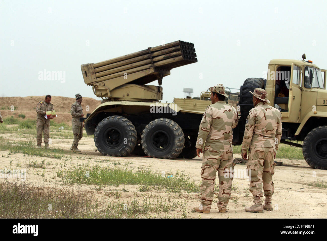 Mossoul, Irak. Mar 25, 2016. Les soldats de l'armée iraquienne préparer les lance-roquettes à shell État islamique (EST) à la première ligne de Makhmur City, à 50 kilomètres au sud de Mossoul dans le nord de l'Irak, le 25 mars 2016. Les forces de sécurité irakiennes le jeudi a commencé ses opérations contre les militants est de rincer les de Mossoul, capitale de la province de Ninive. Yaser Crédit : Jawad/Xinhua/Alamy Live News Banque D'Images