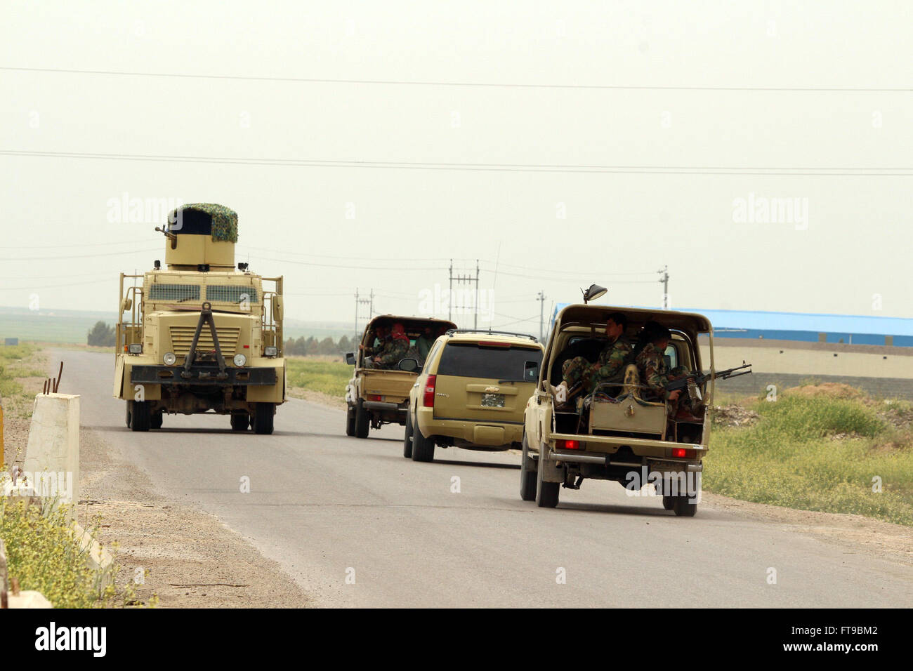 Mossoul, Irak. Mar 25, 2016. Les véhicules militaires de l'armée iraquienne sont vus à la ligne de front dans la ville de Makhmur, 50 kilomètres au sud de Mossoul dans le nord de l'Irak, le 25 mars 2016. Les forces de sécurité irakiennes le jeudi a commencé ses opérations contre les militants pour rincer l'État islamique les de Mossoul, capitale de la province de Ninive. Yaser Crédit : Jawad/Xinhua/Alamy Live News Banque D'Images