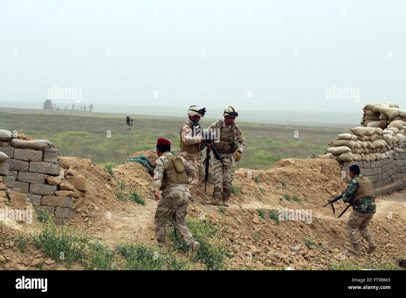 Mossoul, Irak. Mar 25, 2016. Les soldats de l'armée irakienne sont vus à la ligne de front dans la ville de Makhmur, 50 kilomètres au sud de Mossoul dans le nord de l'Irak, le 25 mars 2016. Les forces de sécurité irakiennes le jeudi a commencé ses opérations contre les militants pour rincer l'État islamique les de Mossoul, capitale de la province de Ninive. Yaser Crédit : Jawad/Xinhua/Alamy Live News Banque D'Images