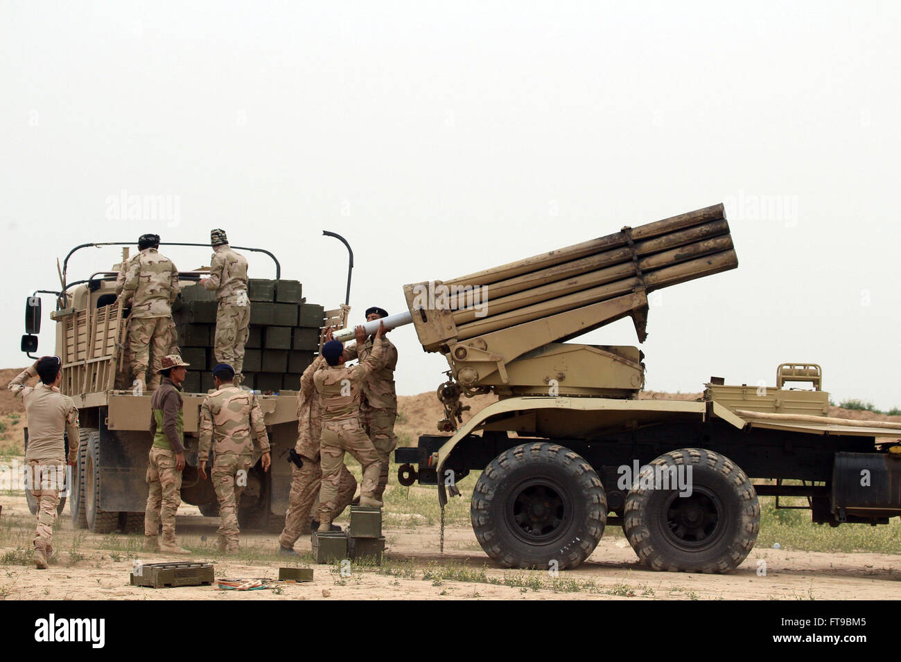 Mossoul, Irak. Mar 25, 2016. Les soldats de l'armée iraquienne préparer les lance-roquettes à shell État islamique (EST) à la première ligne de Makhmur City, à 50 kilomètres au sud de Mossoul dans le nord de l'Irak, le 25 mars 2016. Les forces de sécurité irakiennes le jeudi a commencé ses opérations contre les militants est de rincer les de Mossoul, capitale de la province de Ninive. Yaser Crédit : Jawad/Xinhua/Alamy Live News Banque D'Images