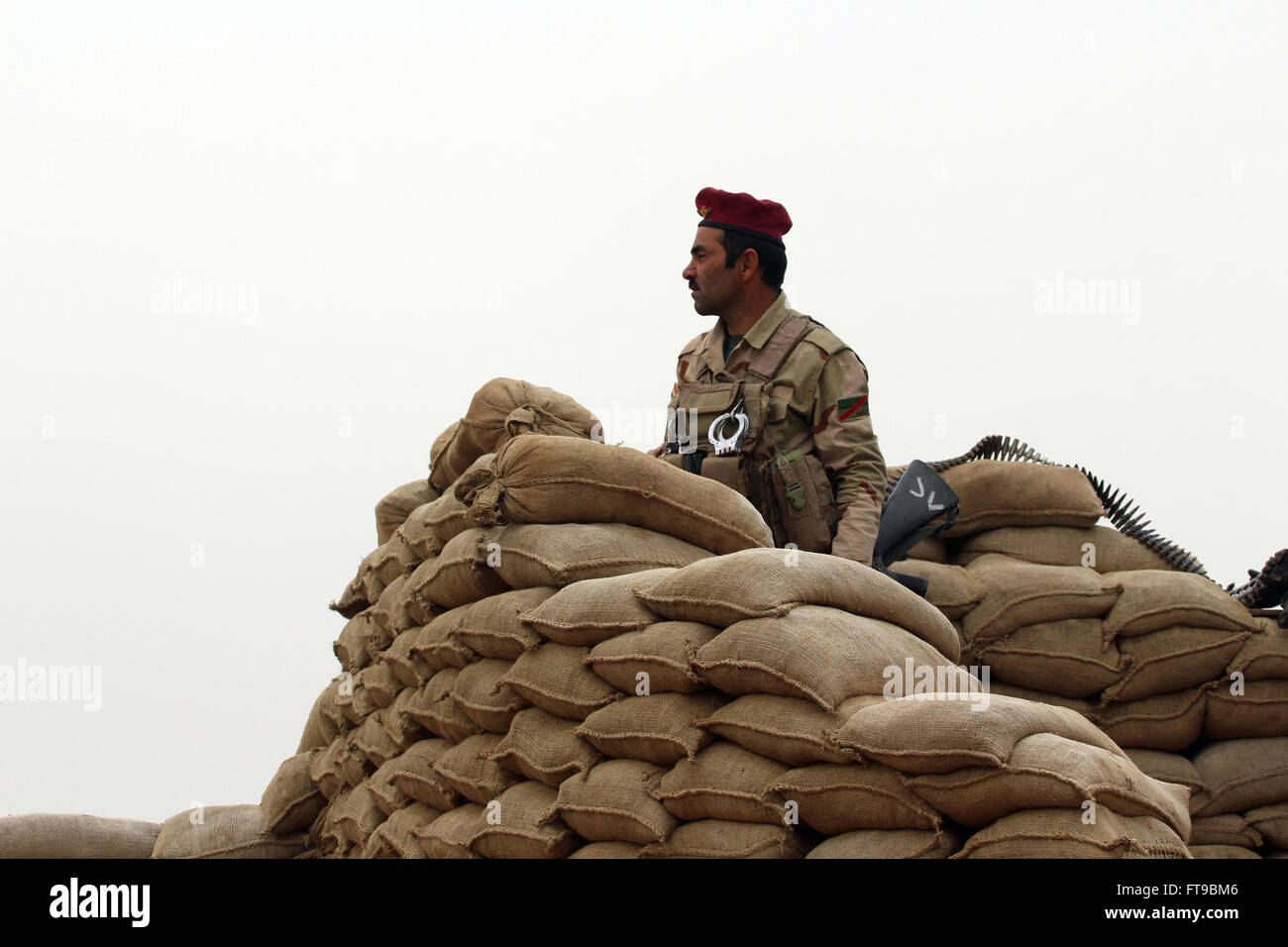 Mossoul, Irak. Mar 25, 2016. Un soldat de l'armée irakienne ressemble à la ligne de front dans la ville de Makhmur, 50 kilomètres au sud de Mossoul dans le nord de l'Irak, le 25 mars 2016. Les forces de sécurité irakiennes le jeudi a commencé ses opérations contre les militants pour rincer l'État islamique les de Mossoul, capitale de la province de Ninive. Yaser Crédit : Jawad/Xinhua/Alamy Live News Banque D'Images