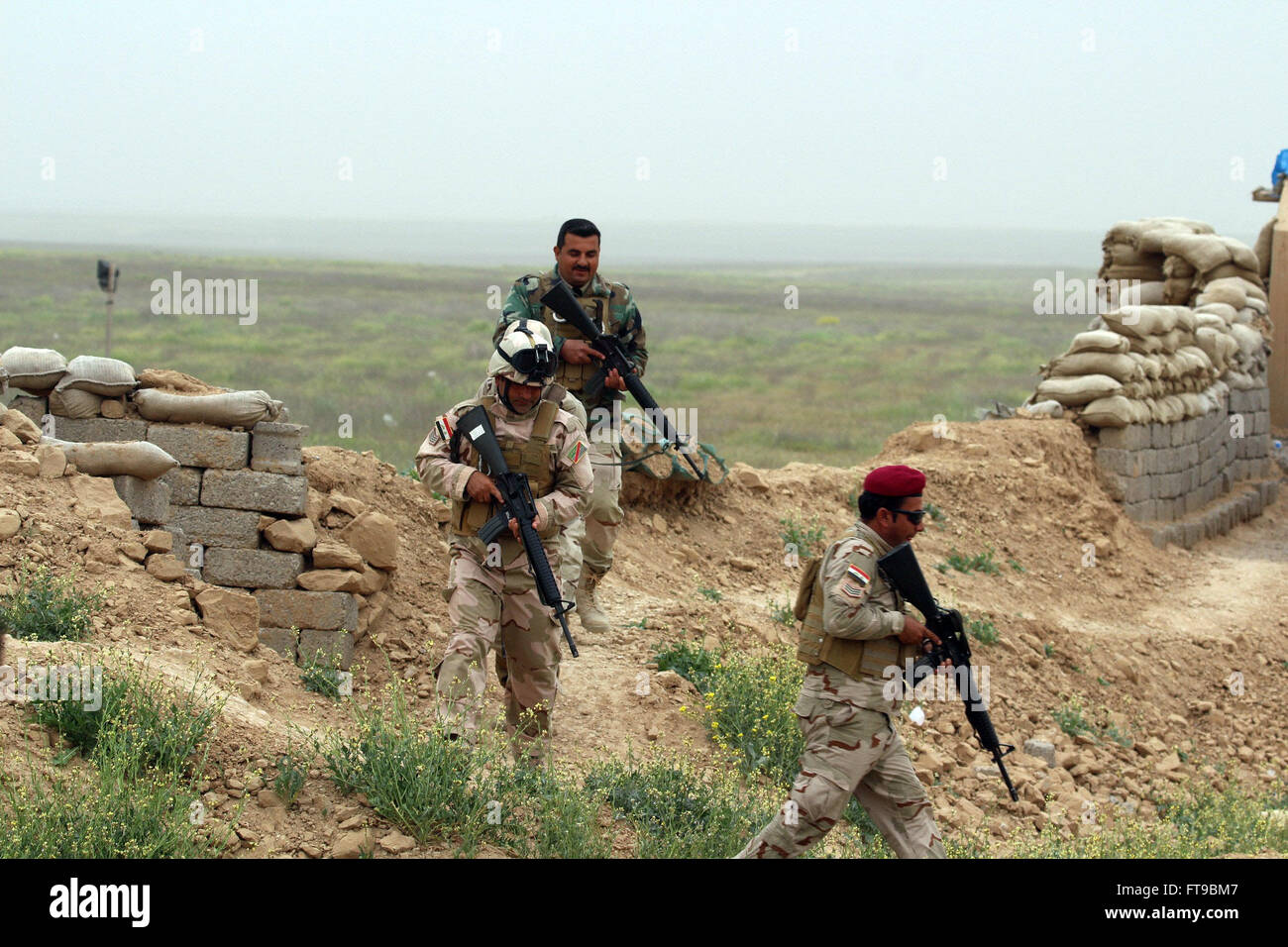 Mossoul, Irak. Mar 25, 2016. Les soldats de l'armée irakienne sont vus à la ligne de front dans la ville de Makhmur, 50 kilomètres au sud de Mossoul dans le nord de l'Irak, le 25 mars 2016. Les forces de sécurité irakiennes le jeudi a commencé ses opérations contre les militants pour rincer l'État islamique les de Mossoul, capitale de la province de Ninive. Yaser Crédit : Jawad/Xinhua/Alamy Live News Banque D'Images