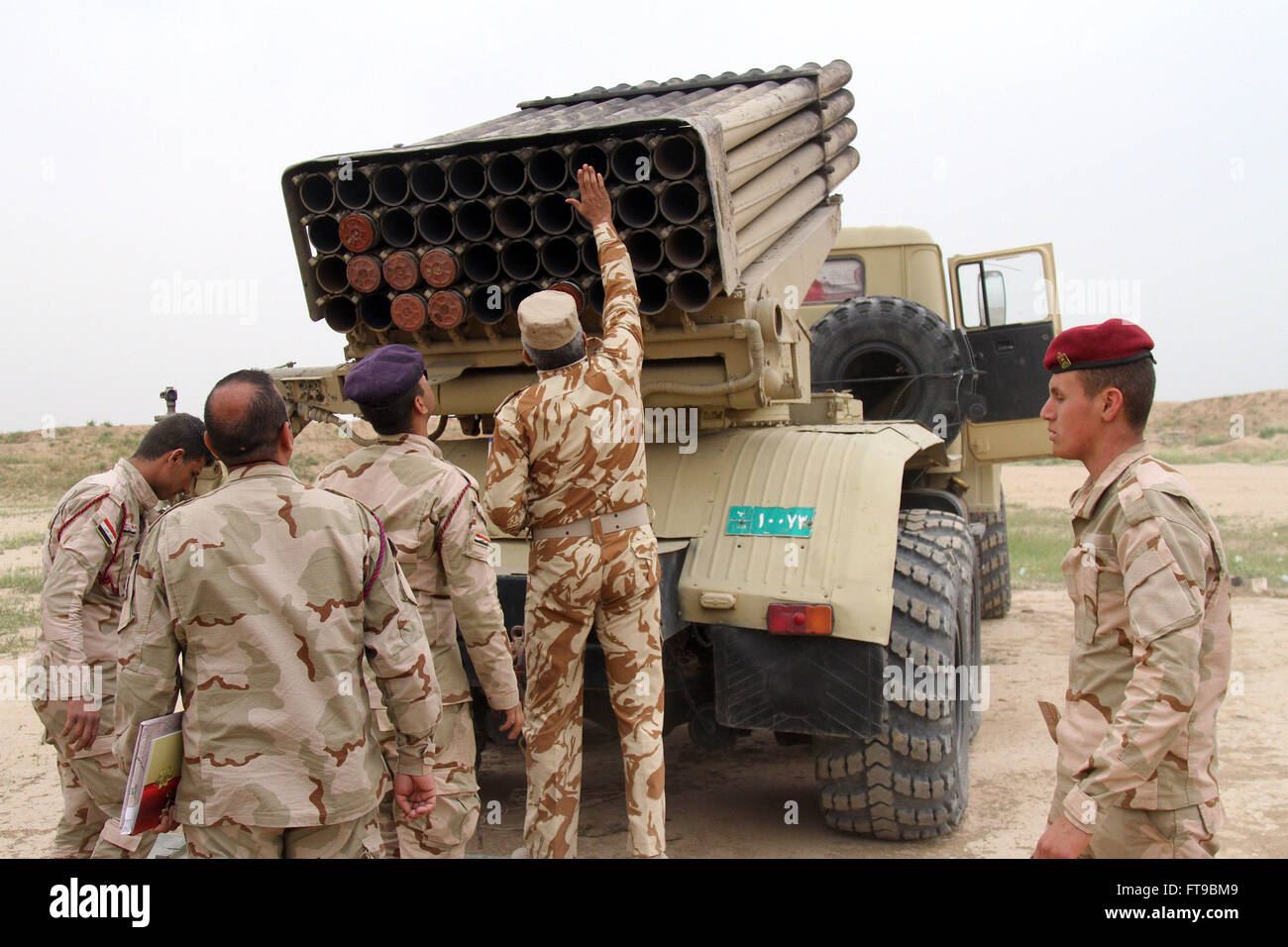Mossoul, Irak. Mar 25, 2016. Les soldats de l'armée iraquienne préparer les lance-roquettes à shell État islamique (EST) à la première ligne de Makhmur City, à 50 kilomètres au sud de Mossoul dans le nord de l'Irak, le 25 mars 2016. Les forces de sécurité irakiennes le jeudi a commencé ses opérations contre les militants est de rincer les de Mossoul, capitale de la province de Ninive. Yaser Crédit : Jawad/Xinhua/Alamy Live News Banque D'Images