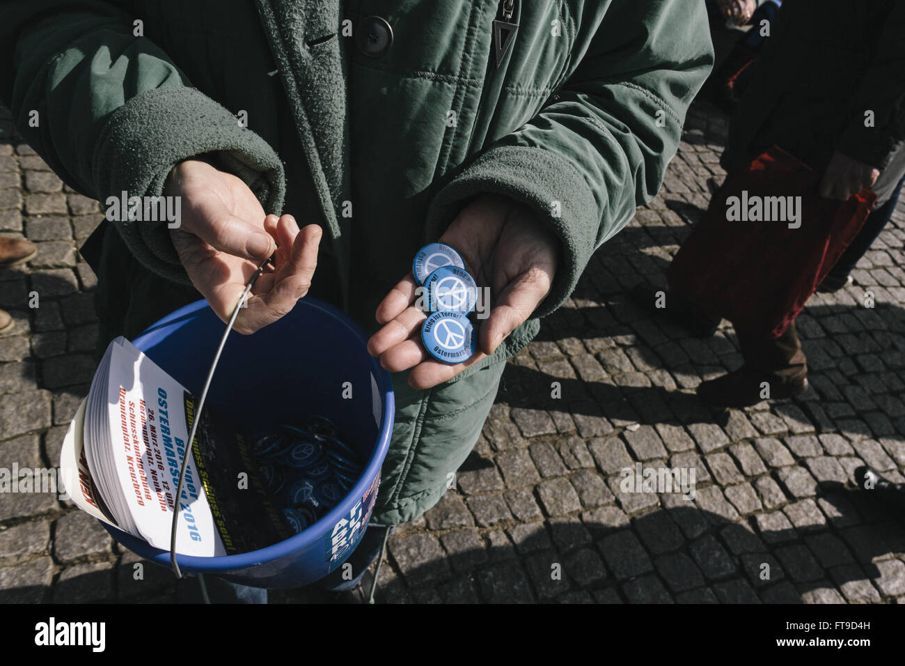 Berlin, Allemagne. 26 mars, 2016. Une femme boutons au cours de l'assemblée annuelle tenue à Berlin mars Pâques sous le slogan "La guerre est la terreur !". Le rassemblement annuel est principalement organisé par les pacifistes, antimilitaristes-groupes et du mouvement de paix de l'Allemagne. Crédit : Jan Scheunert/ZUMA/Alamy Fil Live News Banque D'Images