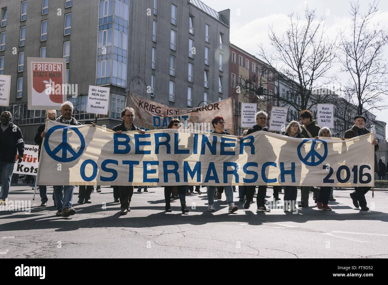 Berlin, Allemagne. 26 mars, 2016. Les manifestants au cours de l'assemblée annuelle tenue à Berlin mars Pâques sous le slogan "La guerre est la terreur !". Le rassemblement annuel est principalement organisé par les pacifistes, antimilitaristes-groupes et du mouvement de paix de l'Allemagne. Crédit : Jan Scheunert/ZUMA/Alamy Fil Live News Banque D'Images
