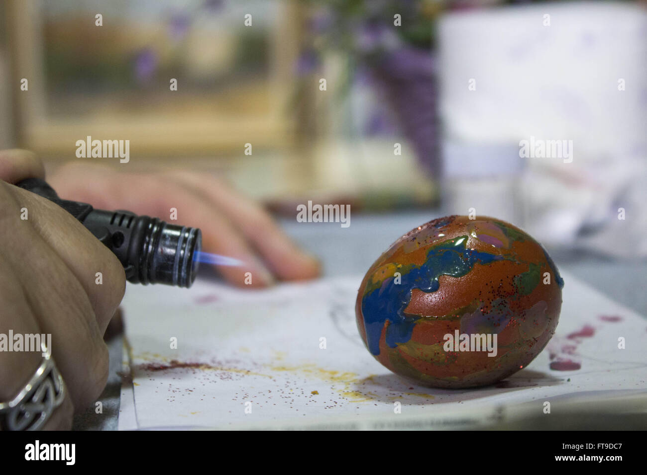 Zenica, Bosnie-et-Herzégovine. Mar 26, 2016. ZDENA SARIC PISKER utilise un chalumeau pour décorer un oeuf de Pâques. © Armin Durgut/ZUMA/Alamy Fil Live News Banque D'Images