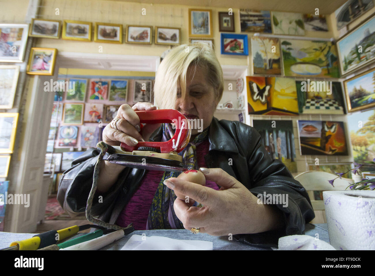 Zenica, Bosnie-et-Herzégovine. Mar 26, 2016. ZDENA SARIC PISKER est perçu à l'aide d'un pour décorer et flatiron œuf de Pâques. © Armin Durgut/ZUMA/Alamy Fil Live News Banque D'Images
