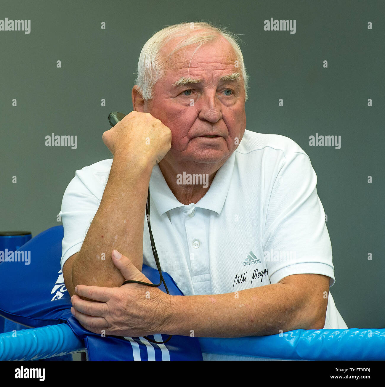 Allemagne, Kienbaum. Mar 23, 2016. Entraîneur de boxe Ulli Wegner dans le Centre national de formation en Allemagne, Kienbaum, 23 mars 2016. Photo : PATRICK PLEUL/dpa/Alamy Live News Banque D'Images