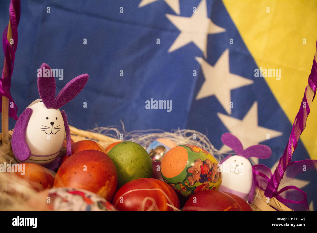 Zenica, Bosnie-et-Herzégovine. Mar 26, 2016. Panier d'oeufs est vu en face de l'indicateur de Bosnie. © Armin Durgut/ZUMA/Alamy Fil Live News Banque D'Images